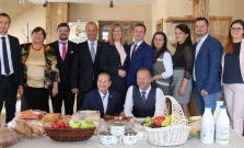 P. Goriščák si prevzal plaketu z rúk ministra, ktorú mu udelil pri príležitosti návštevy okresu Bardejov