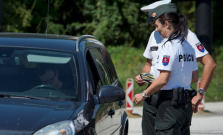 V sobotu pozor na policajtov, telefón za volantom nepoužívajte