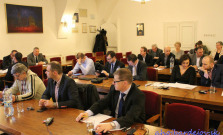 Zaslúžia si poslanci v Lenartove takéto odmeny?