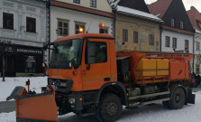 Námestie odhrnuté, hlavné cesty v Bardejove nie?
