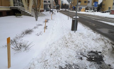Dopravné značky v strede chodníka