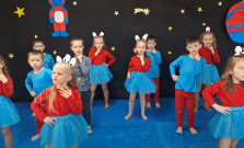 V dobe tabletov a scrollovania vznikla pesnička, ktorá deťom otvára dvere do sveta fantázie. A z pesničky sa stal hit