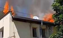 V širšom centre Prešova horí strecha opustenej budovy
