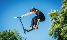 Korčule dámske, kolobežky a pennyboard – výbava na aktívne popoludnie v meste