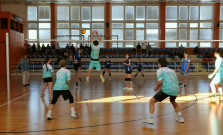 VIDEO |  Osem tímov, dve ihriská, jeden pohár: Študenti zo SOŠEHS zorganizovali volejbalový turnaj